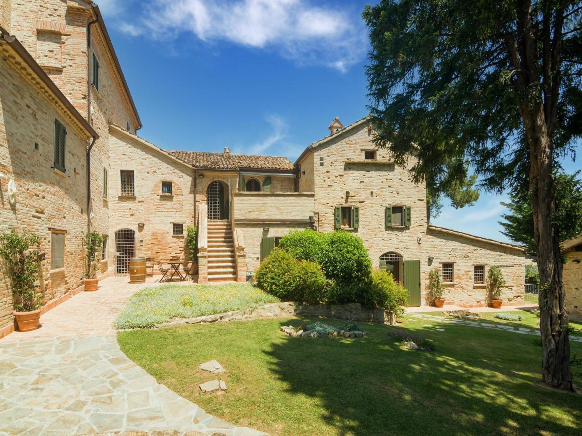 Stunning Apartment In Mombaroccio Near Metauro River Exterior photo