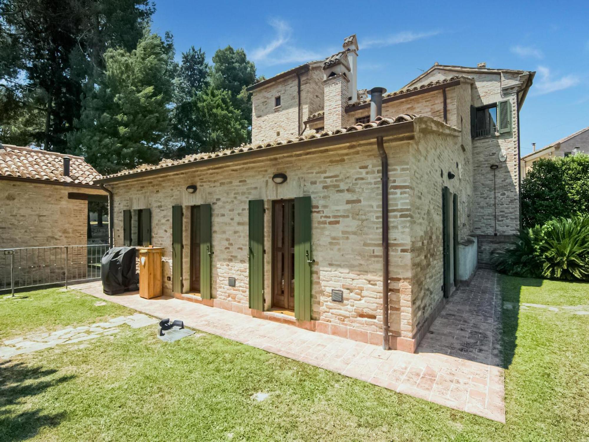 Stunning Apartment In Mombaroccio Near Metauro River Exterior photo
