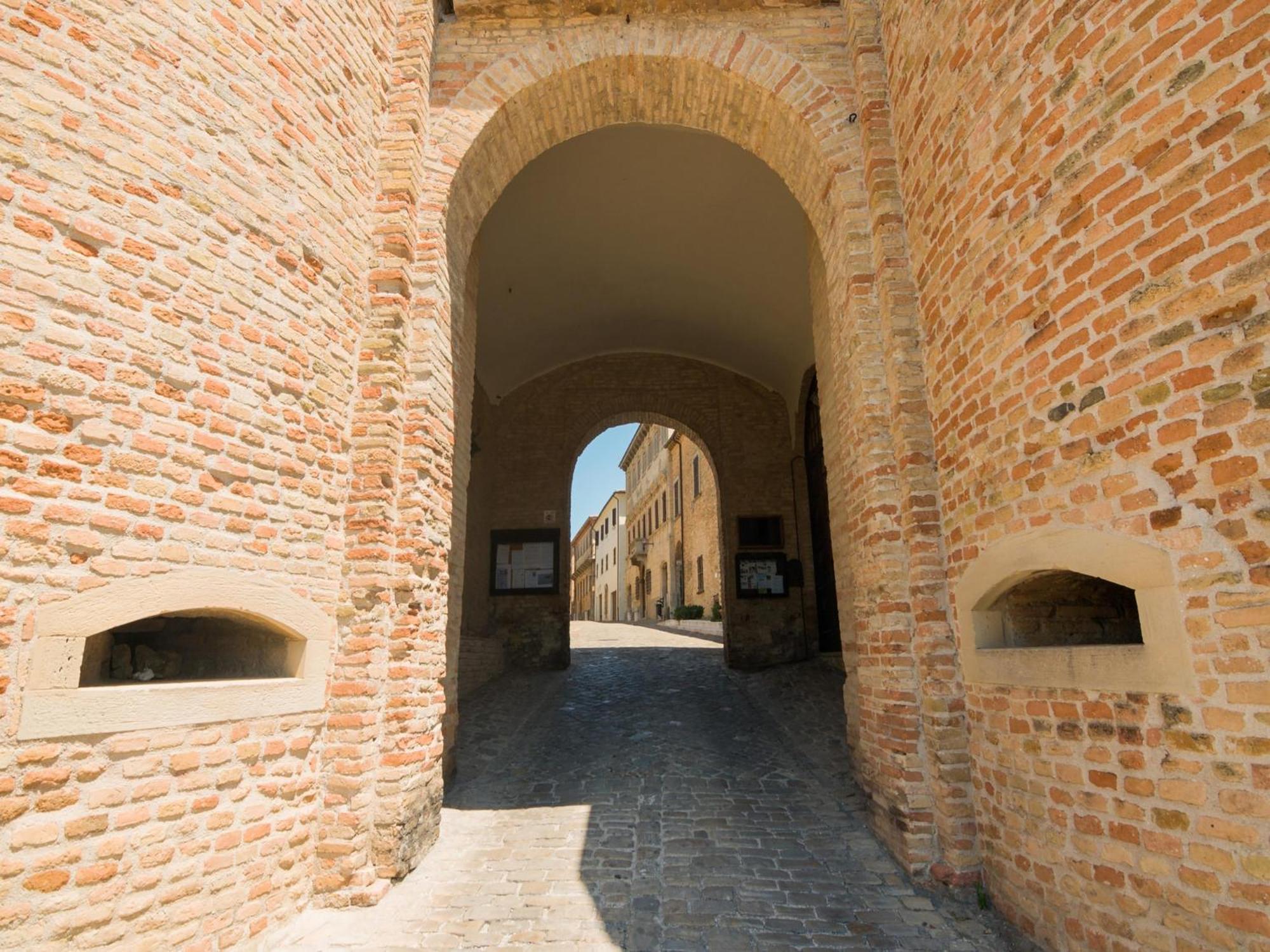 Stunning Apartment In Mombaroccio Near Metauro River Exterior photo